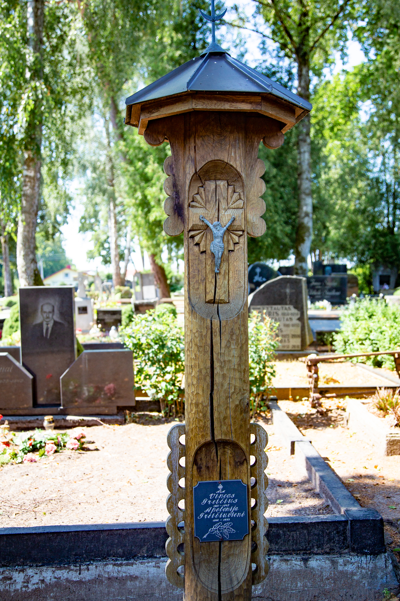 Atliktas darbas – nufotografuoti seni kryžiai, antkapiniai paminklai senosiose Jurbarko kapinėse